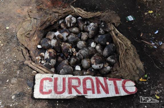 Preparação de Curanto em forno escavado no chão, num restaurante típico em Quetalmahue, perto de Ancud, no norte da ilha de Chiloé, no sul do Chile